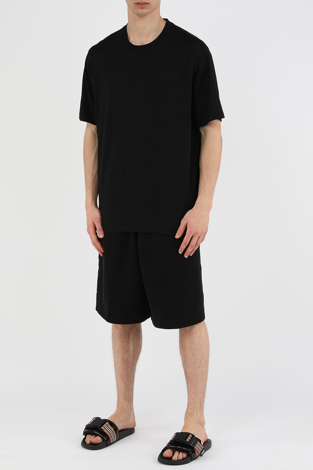 חולצת טי שחורה עם לוגו רקום